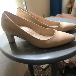 Vionic tan heels